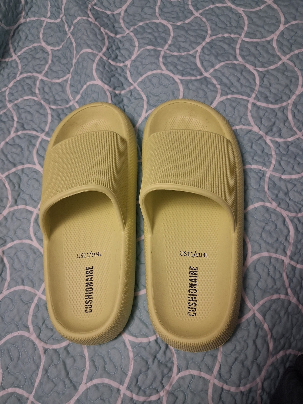 Women's Slide Sandals in Pale Yellow